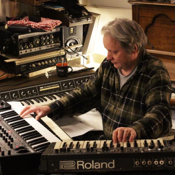 Lasse spiller keyboard