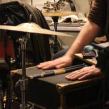 Kuffert bliver brugt som instrument