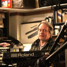 Lasse Storgaard bag et Roland keyboard
