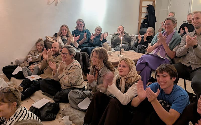 Publikum til live koncert med Kosmisk LIndeblomst.