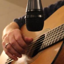 Guitar og microfon