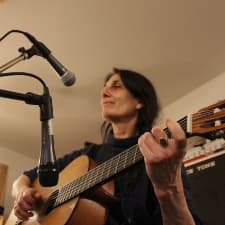 Malene synger og spiller guitar.