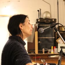 Malene synger i microfon