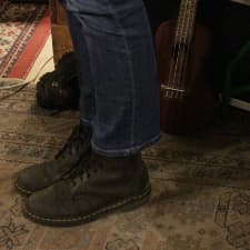 Ukulele stå på gulvet.
